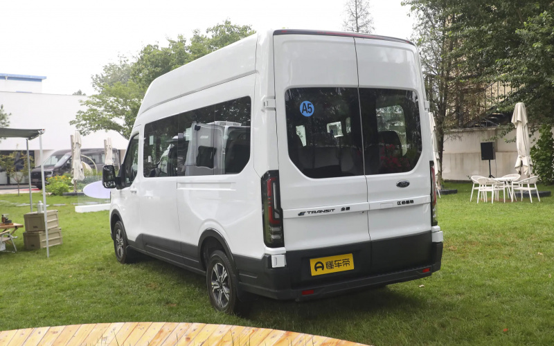 Ford Transit EV фото збоку