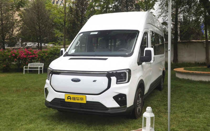 Ford Transit EV фото спереду