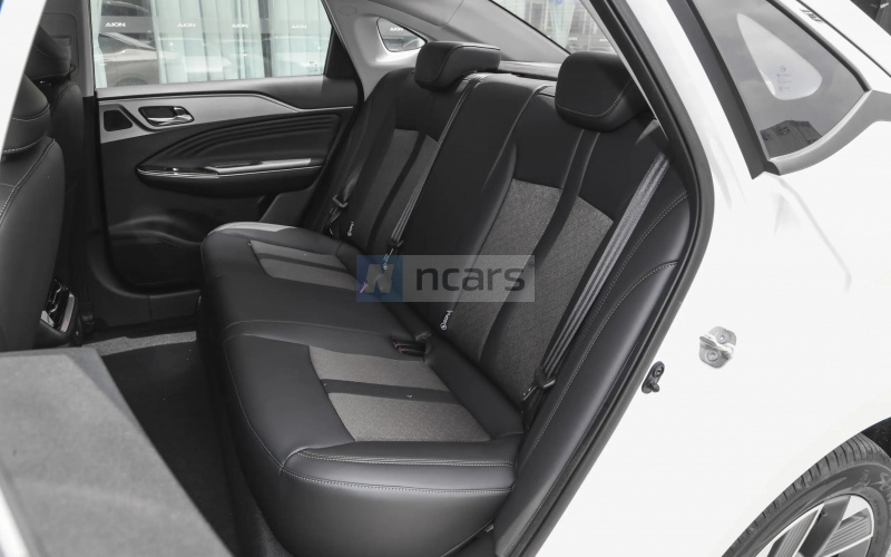 GAC Aion S фото задній диван