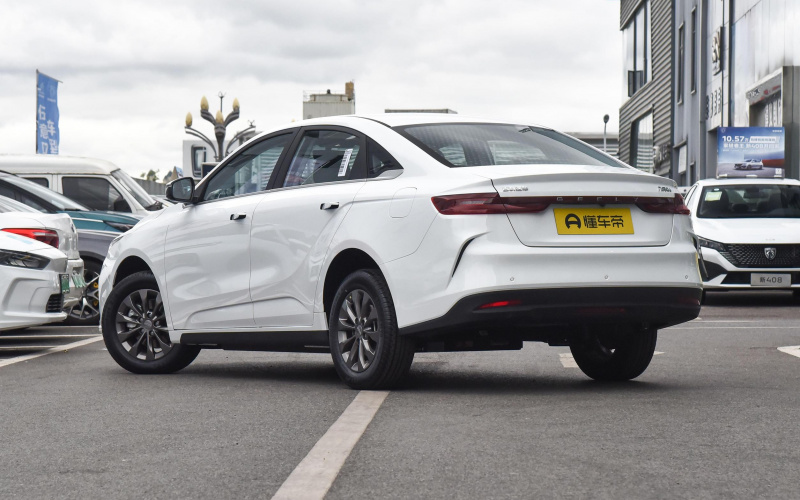 Geely G6 фото со стороны