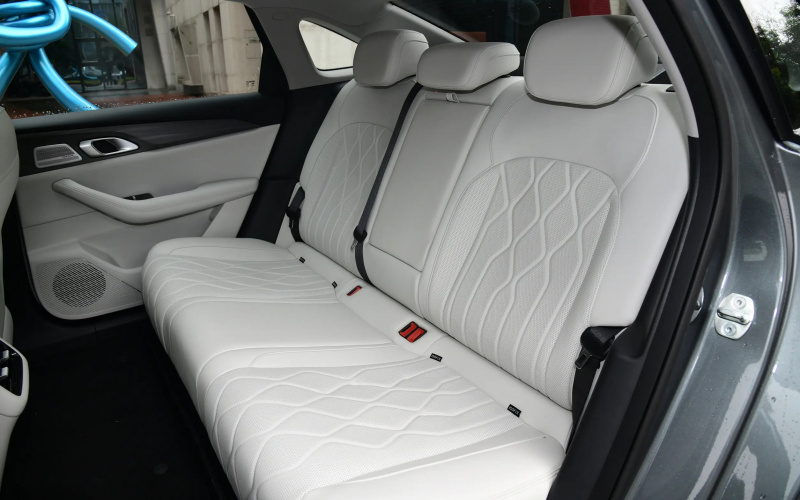 Geely Galaxy A7 PHEV фото задній диван