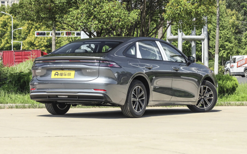 Geely Galaxy A7 PHEV фото збоку