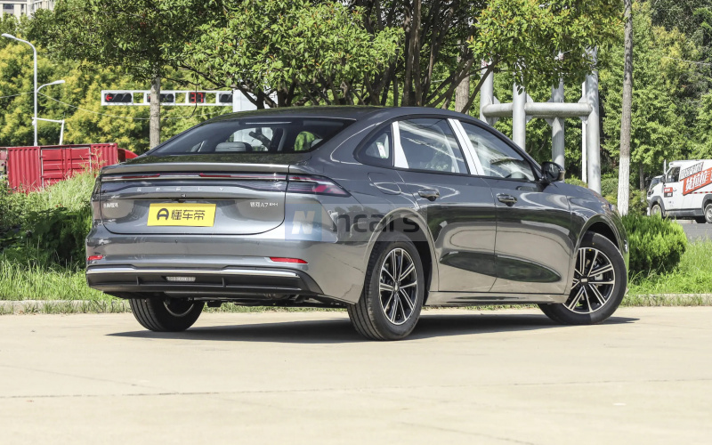 Geely Galaxy A7 PHEV фото со стороны