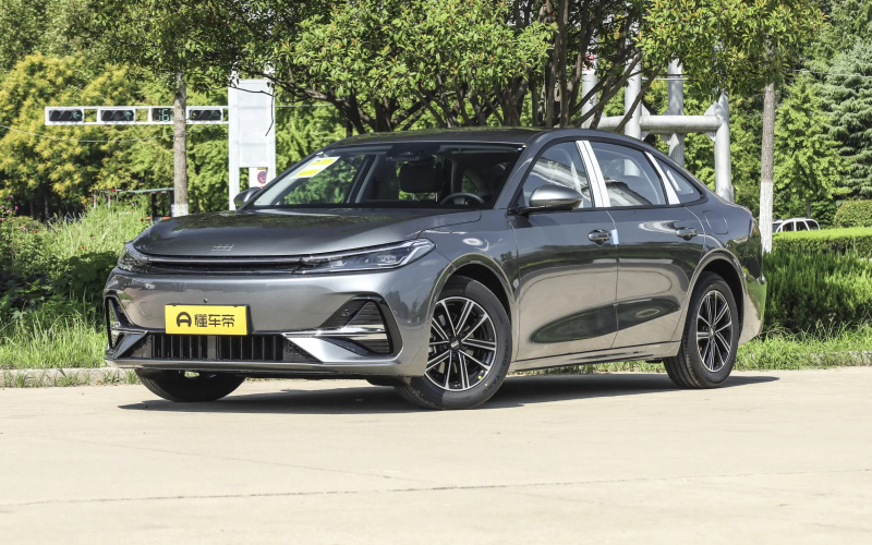 Geely Galaxy A7 PHEV фото спереду