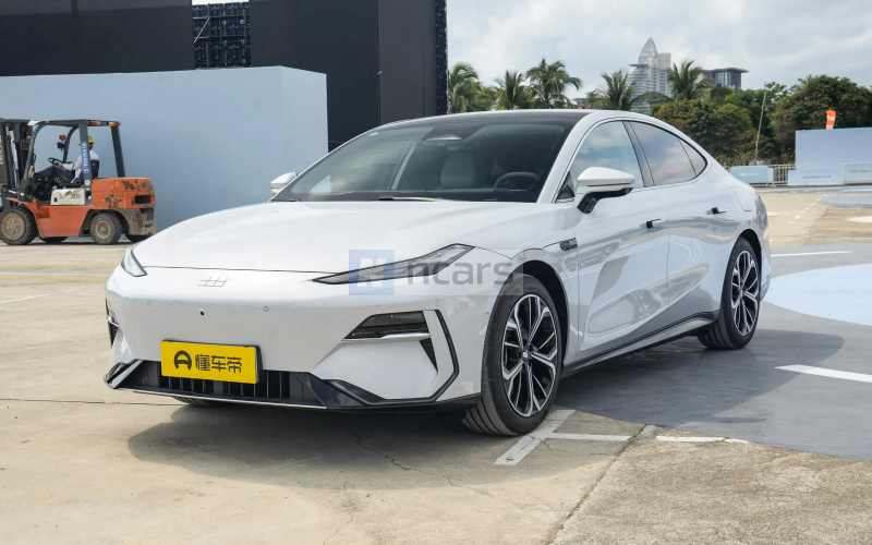 Geely Galaxy E8 фото спереди
