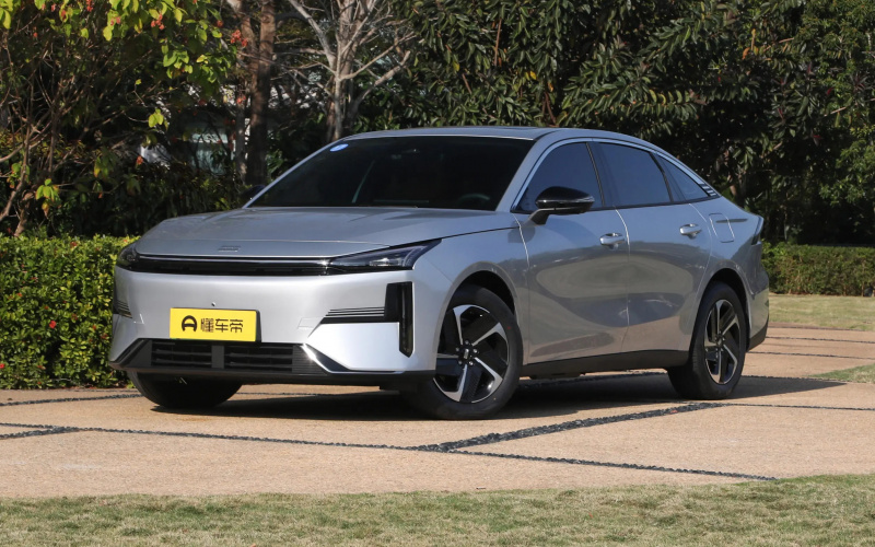 Geely Galaxy L6 EM-i DHT фото спереду