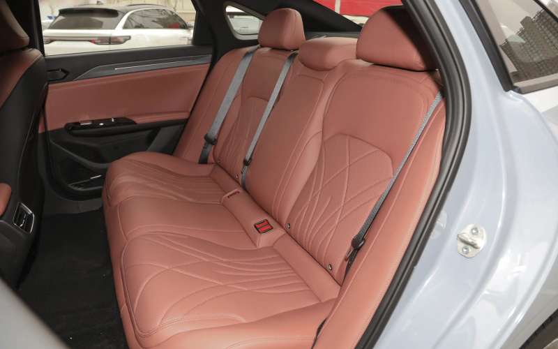 Geely Galaxy L6 EM-i DHT фото задній диван