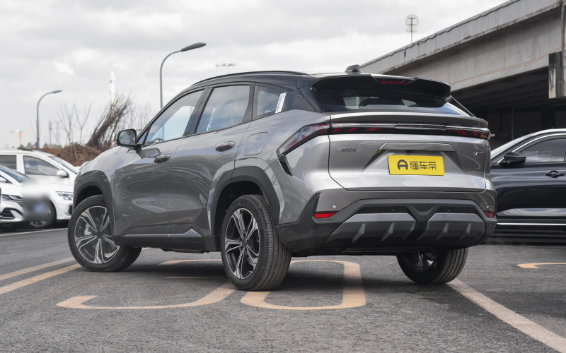 Geely Galaxy L7 фото збоку