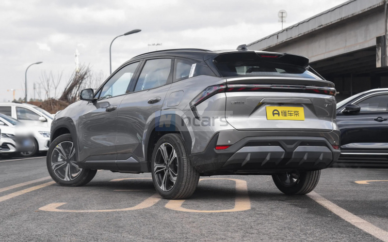 Geely Galaxy L7 фото збоку