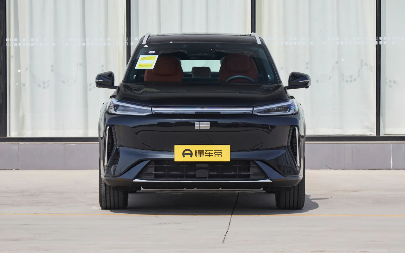 Geely Galaxy M7 PHEV фото збоку