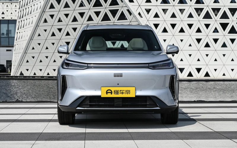 Geely Galaxy M7 PHEV фото со стороны