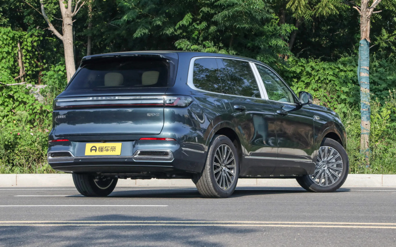 Geely Galaxy M9 PHEV фото збоку