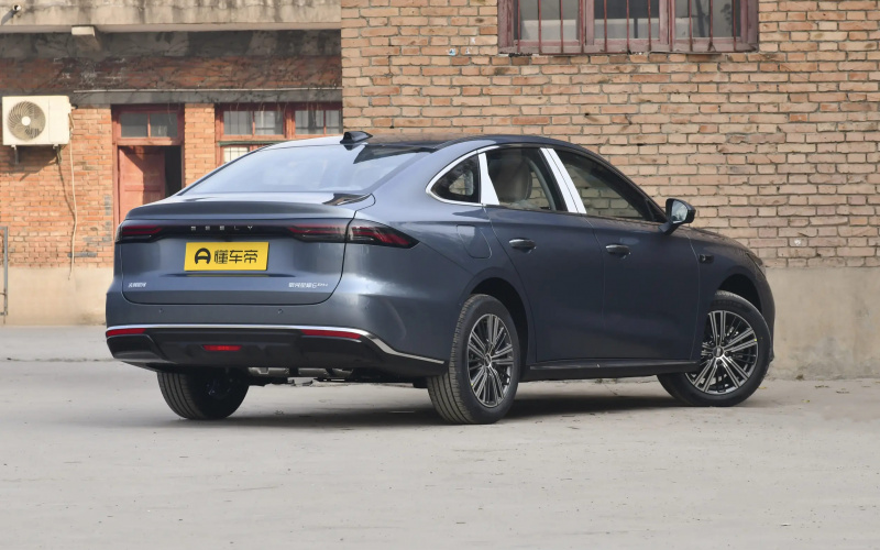 Geely Galaxy Star 6 PHEV фото со стороны