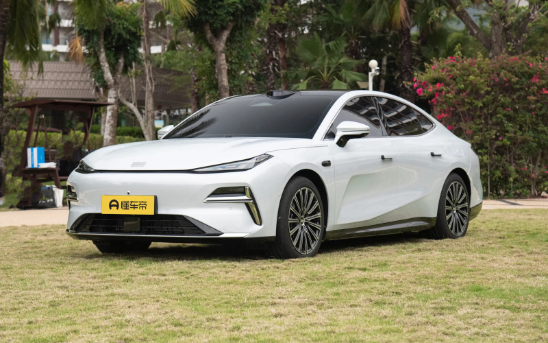 Geely Galaxy Star 8 PHEV фото спереди