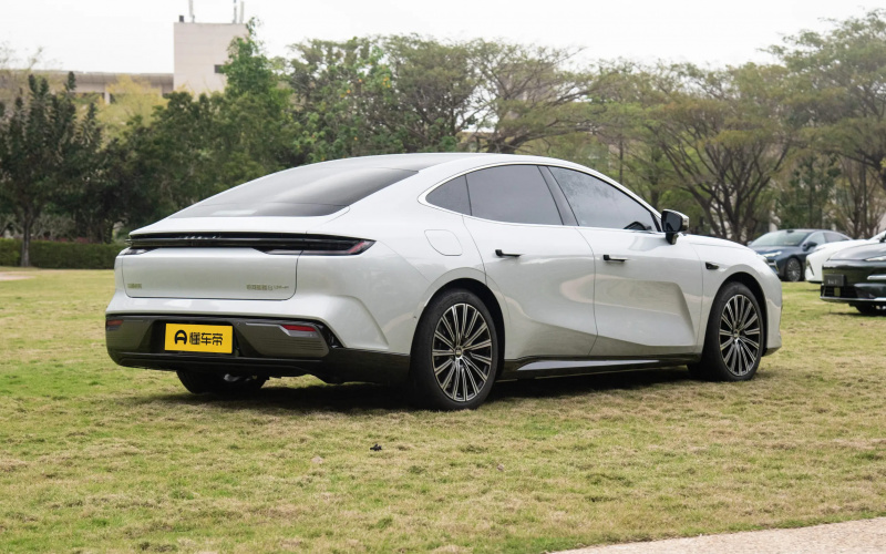 Geely Galaxy Star 8 PHEV фото со стороны