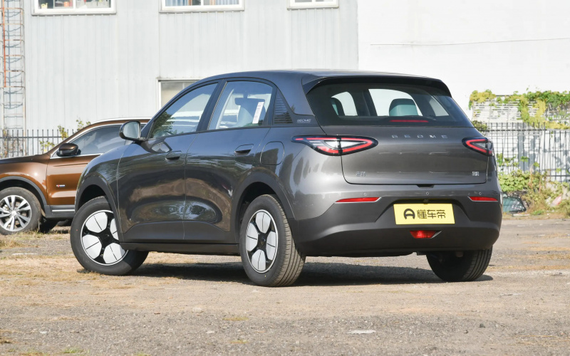 Geely Galaxy Star Wish фото со стороны