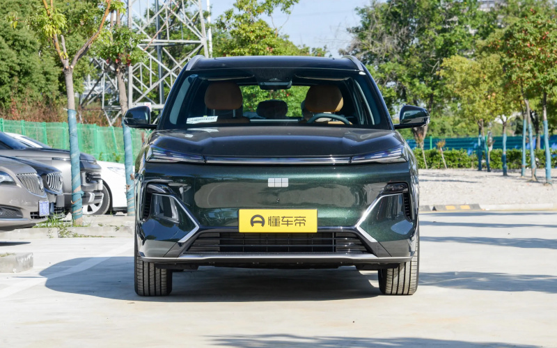 Geely Starship 7 EM-i фото со стороны