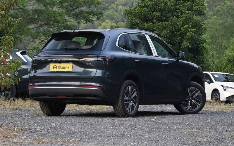 Geely Starship 7 EM-i фото збоку