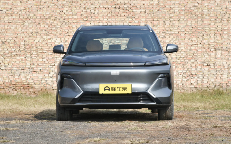 Geely Starship 7 EM-i фото со стороны