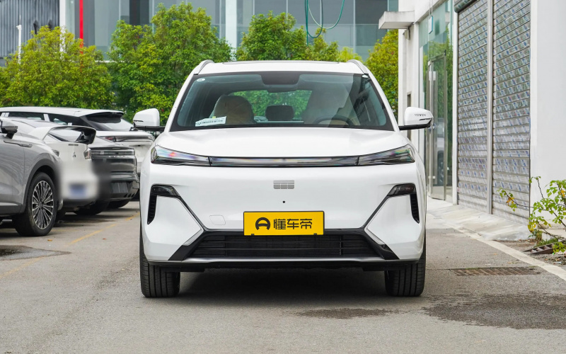 Geely Starship 7 EM-i фото со стороны