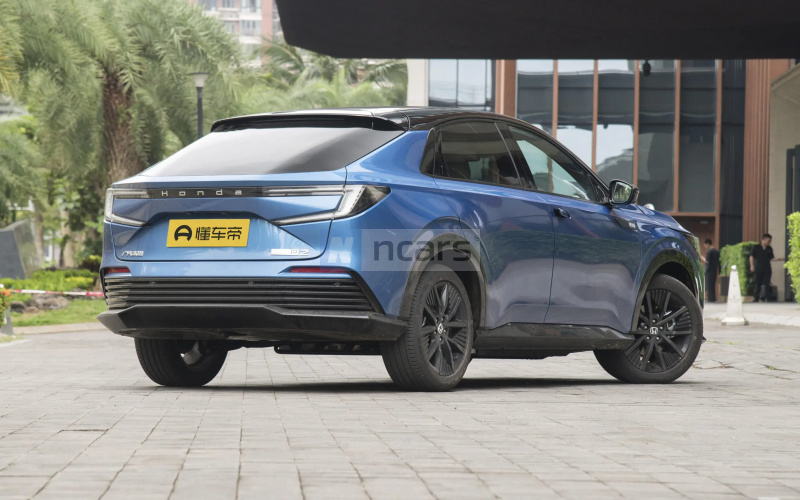 Honda  e:NP2 фото збоку