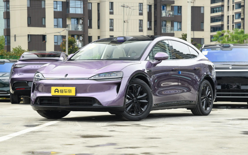 Luxeed R7 PHEV фото спереди