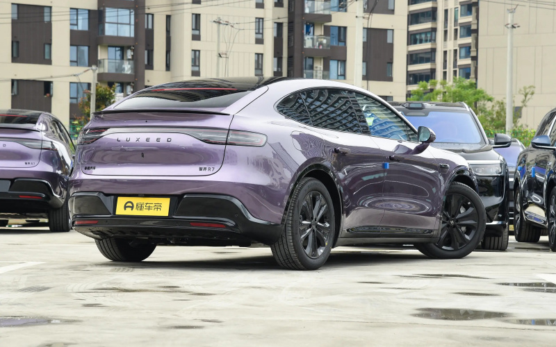 Luxeed R7 PHEV фото со стороны