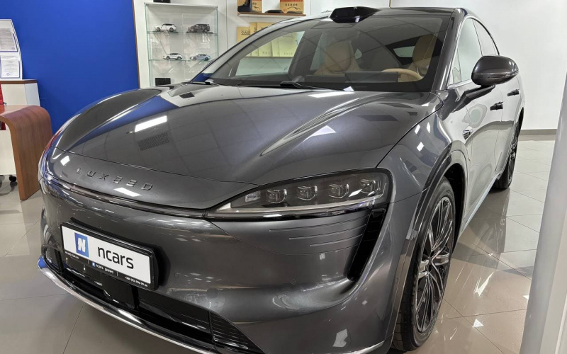 Luxeed R7 фото спереду