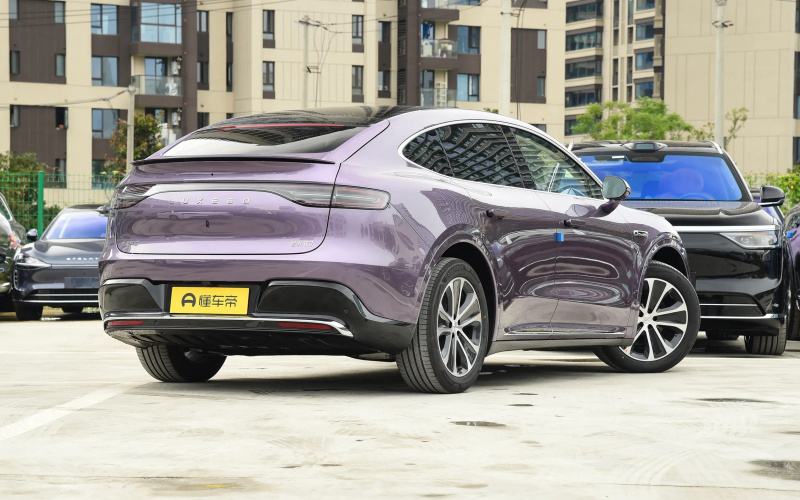 Luxeed R7 фото со стороны