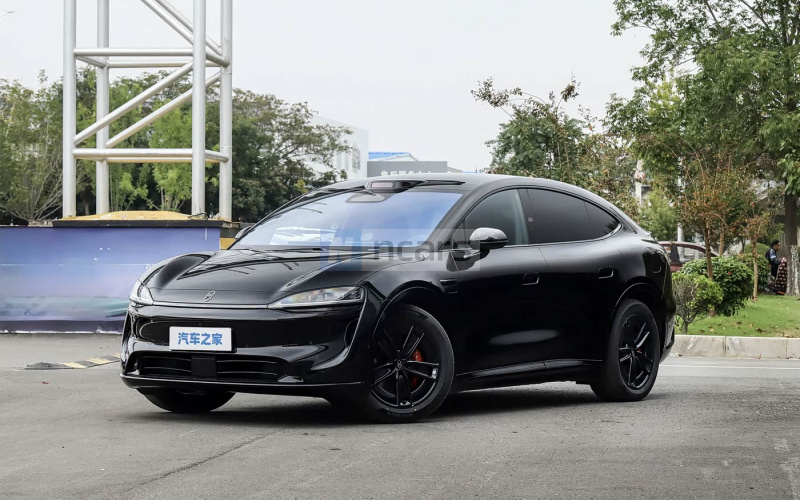 Luxeed R7 фото спереду