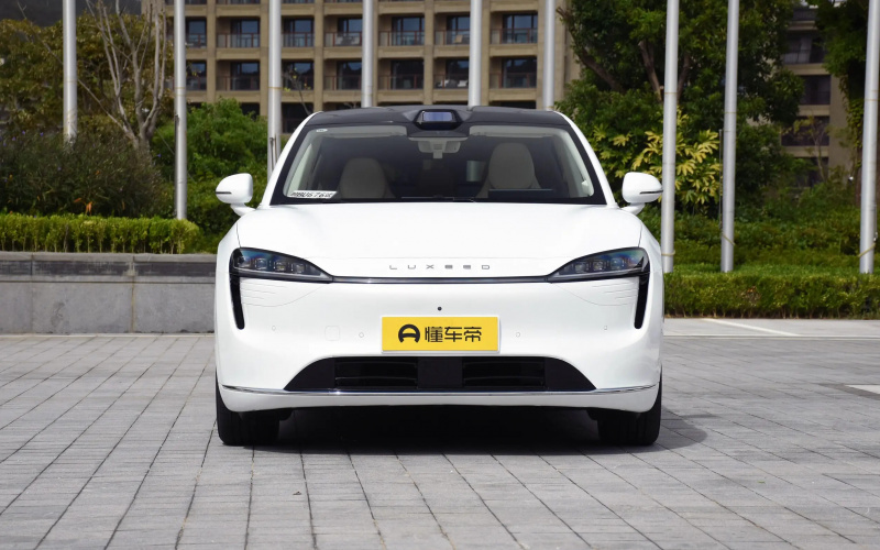 Luxeed R7 фото со стороны