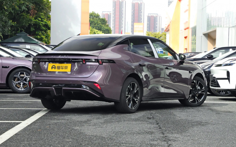 Lynk&Co 07 EM-P фото збоку