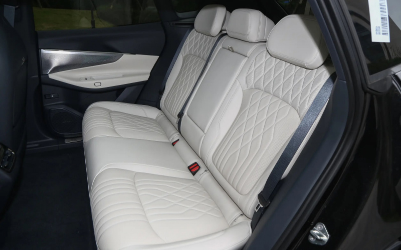 Lynk&Co 08 EM-P фото задній диван