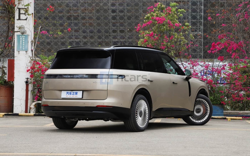 Lynk&Co 900 фото збоку