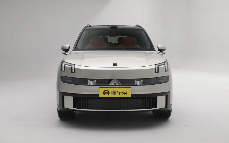 Lynk&Co 900 фото збоку