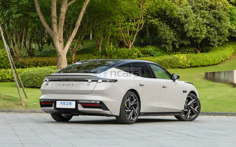 Lynk&Co 10 фото збоку