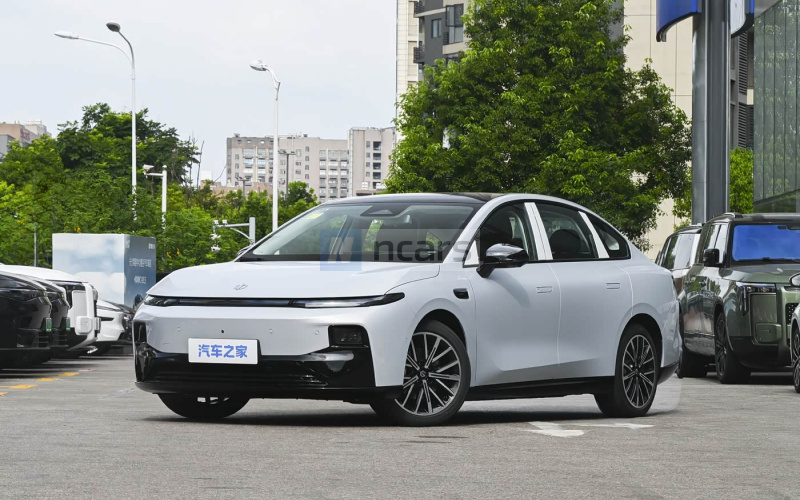 Leap Motor B01 фото спереду