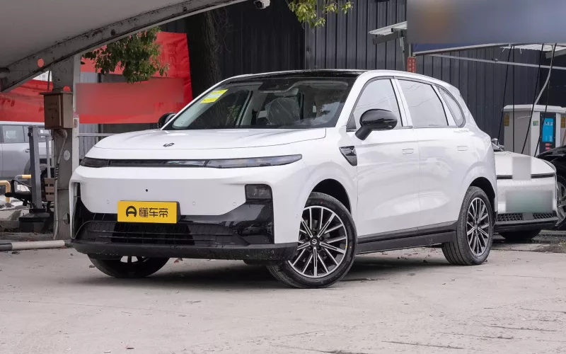 Leap Motor B10 фото спереду