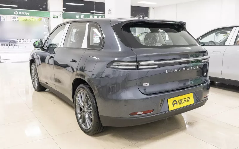 Leap Motor C10 фото збоку