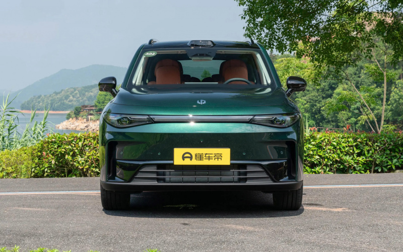 Leap Motor C16 фото збоку