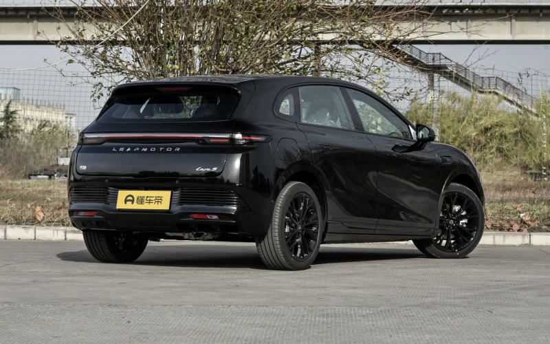 Leap Motor Lafa 5 фото со стороны