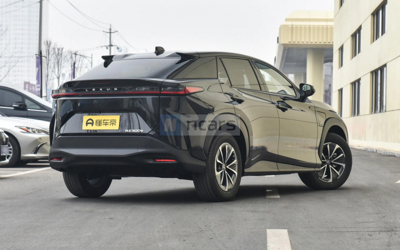 Lexus RZ300e фото збоку