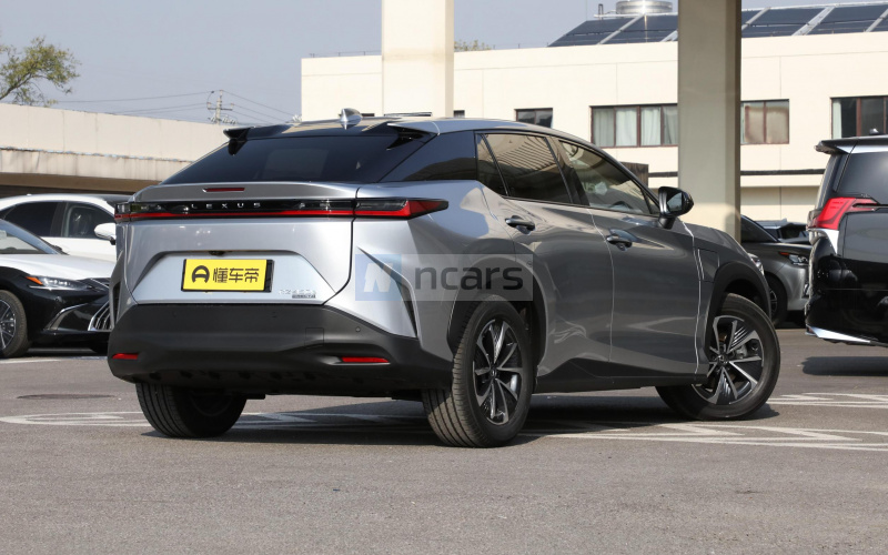 Lexus RZ450e фото со стороны