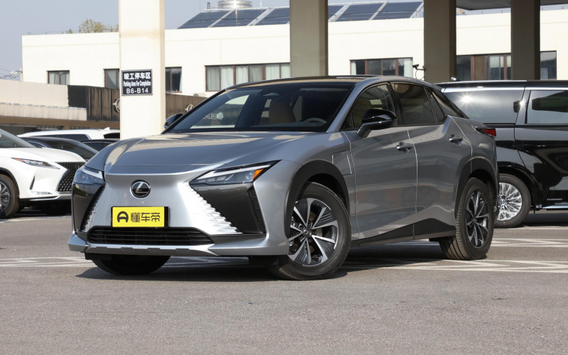 Lexus RZ450e фото спереду