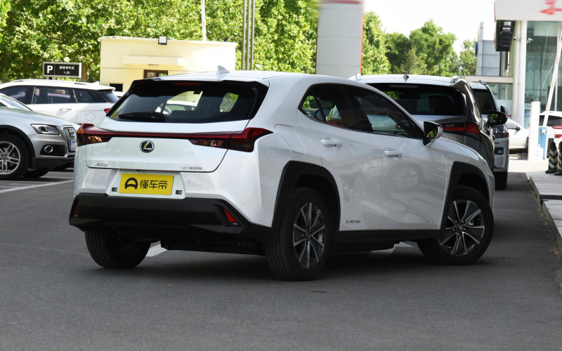 Lexus UX300e фото збоку