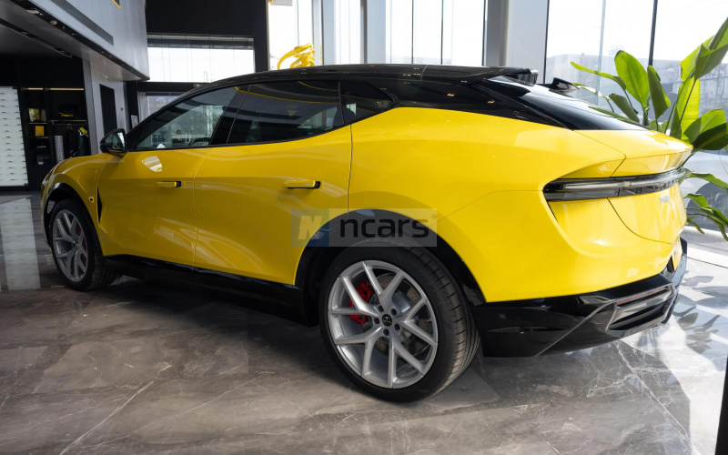 Lotus Eletre фото збоку