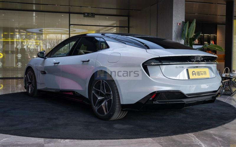 Lotus Emeya фото со стороны