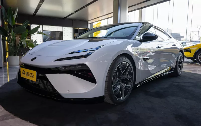 Lotus Emeya фото спереди