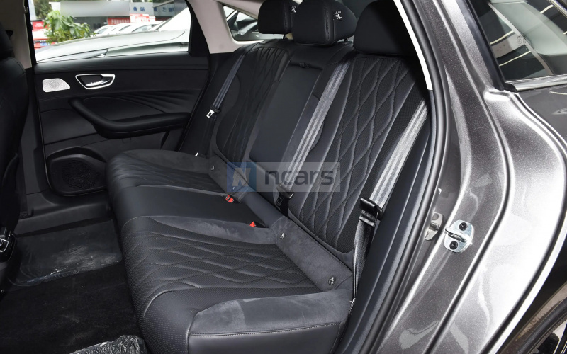 Roewe D7 фото задній диван