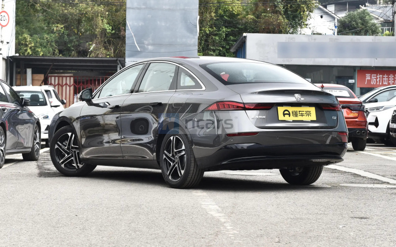 Roewe D7 фото збоку